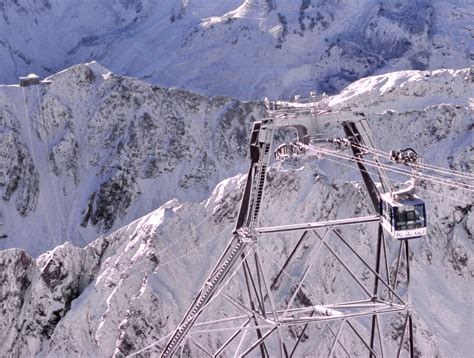 Dans le téléphérique qui grimpe les 1000 m de dénivelé jusqu'au sommet du pic, profitez d'une vue spectaculaire à 360°, suspendu·e dans le ciel. File:Téléphérique Pic du Midi.jpg - Wikimedia Commons