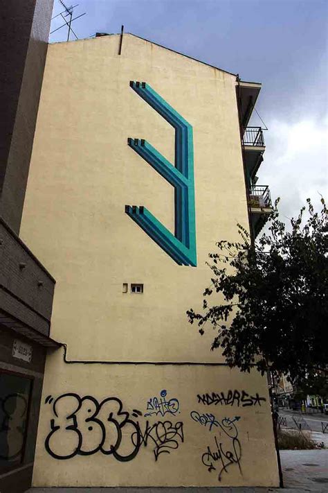 C920 delivers remarkably crisp and detailed full hd video (1080p at 30fps) with a full hd glass lens, 78° field of view, and hd auto light correction—plus dual mics for clear stereo sound. E1000 - A New Mural in Madrid, Spain — GORGO