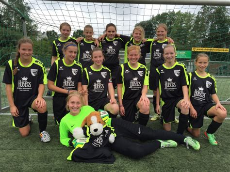 While cast away, he forms an unexpected connection with another survivor: Niederweniger U15-Mädels gewinnen Derby - Hattingen