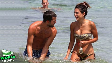 Frau steht auf der straße, unterhält sich mit. Miralem Pjanic hits the beach in Ibiza with his beautiful ...