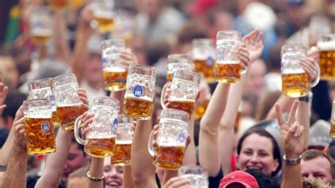 Durschnittlich trinken die deutschen pro kopf jährlich nur noch 100 liter bier freibier für alle am tag des bieres 2019 am bierbrunnen in münchen. Tag des deutschen Bieres: So gesund ist der Gerstensaft | news.de