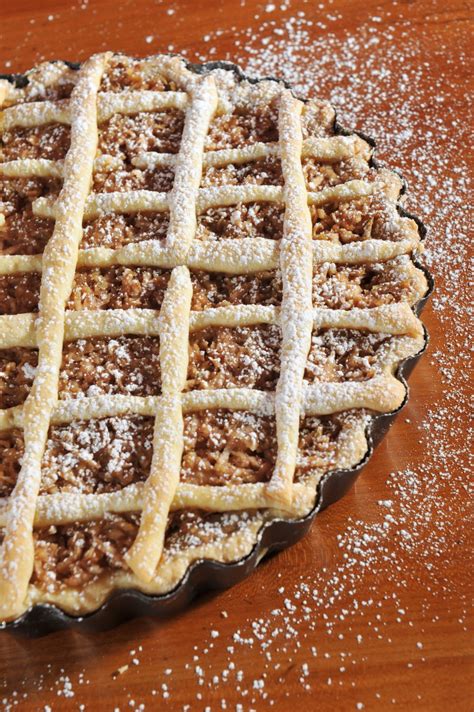 La tarte aux pommes, c'est une recette classique, accessible à n'importe quel pâtissier débutant. Recette tarte aux pommes à la crème fraiche à l'alsacienne ...