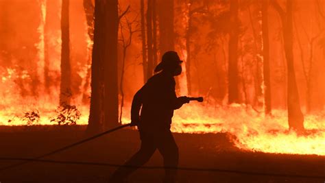 Spłonął domek letniskowy i budynek mieszkalny. Australia: największa w historii fala pożarów pustoszy ...