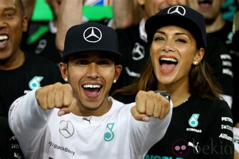 Lewis hamilton has reportedly confirmed that he and nicole scherzinger are engaged. Lewis Hamilton y Nicole Scherzinger celebrando el Mundial ...