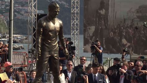 The statue of the portuguese footballer, built at the juventus player's museum in funchal has somehow managed to bring people's attention to his crotch. Cristiano Ronaldo bekommt eigene Statue | Weltfußballer ...