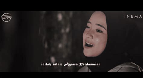 Kilaha dil ar maa taq fi masahat launa hasib la sama hat sebarkanlah diantara insan inilah islam agama perdamaian. Lirik Deen Assalam Lengkap (Arab, Latin dan Terjemah)