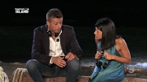 Oronzo show, valentina lo molla al primo falò. Oronzo e Valentina tornano insieme: il secondo falò a ...