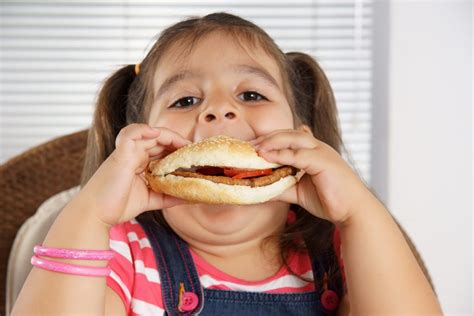 Tendenzialmente le cose più sane sono quelle che piacciono meno ai bambini: Bambini sovrappeso e socializzazione - www.stile.it