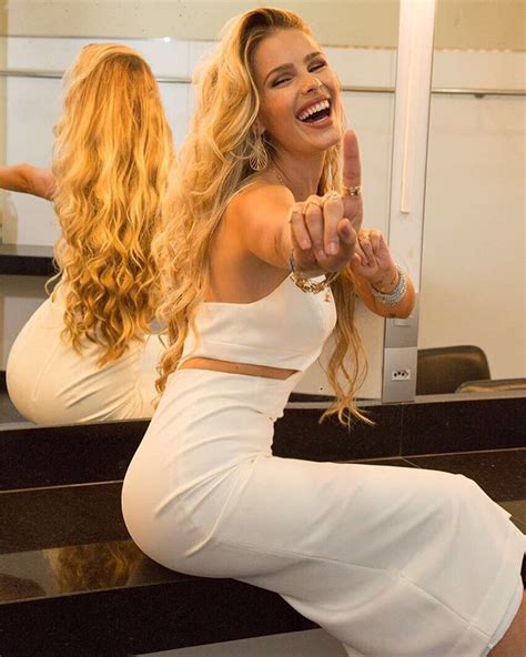 A modelo é carioca da gema, mas incorporou o estilo new yorker. Yasmin Brunet comemora 1 milhão de seguidores com vestido ...
