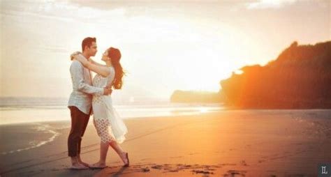 Outdoor di depan bangunan bersejarah konsep prewedding outdoor yang pertama adalah di antara bangunan bersejarah dengan cerita. Prewedding Senja / Couple Prewedding Bromo Mountain Dream ...