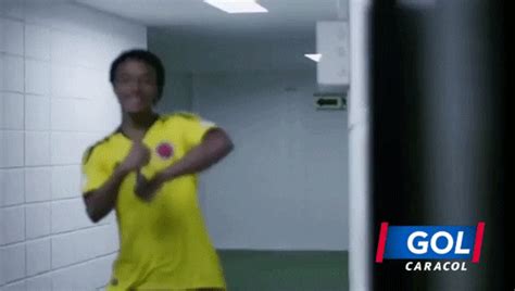 ¡ intenta brasil encerrar a colombia, que está ahora mismo desestabilizada por el gol encajado. Gol GIFs - Find & Share on GIPHY