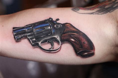 Gun tattoo of the day: Forasteiro Tattoo: Tattoo de Armas