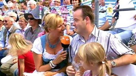 Juni 1965 in berlin als andrea mathyssek) ist eine ehemalige schwimmerin und deutsche fernsehmoderatorin. German Babes: Andrea 'Kiwi' Kiewel oktoberfest ZDF ...