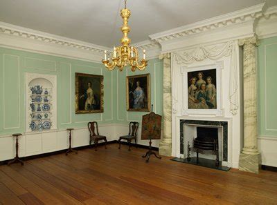 The drawing room is elegant and feels spacious. Georgian drawing room, England | Mia