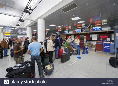 Il leonardo da vinci è tra gli aeroporti più apprezzati al mondo. Ryanair check-in desks at Ciampino Airport, Rome, Italy ...