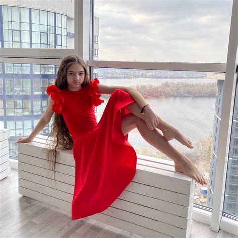 Les presento a esta hermosa loli modelo y bailarina profesional de tubo ¡si! Dana Taranova Instagram : Dana Taranova Дана Таранова ...