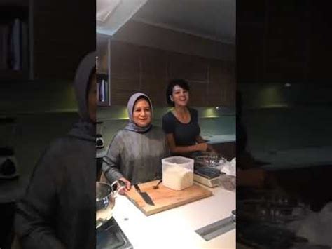 Farah quinn dengan ibunya masak barang bikin pempek dos tanpa ikan. Cara membuat pempek dos Palembang ala mamanya Farah quen - YouTube