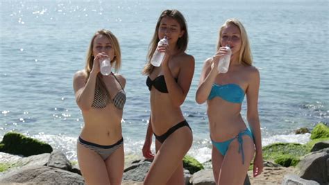 Amatöör vaheaeg college tüdrukud kodu kevad teen video. Three Young Women Friends in Stock Footage Video (100% ...