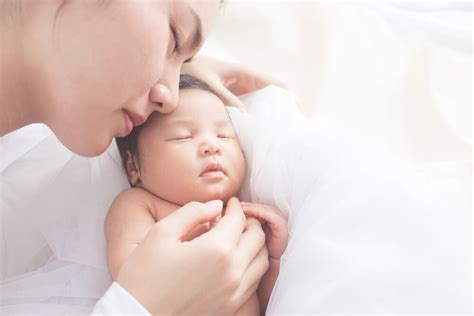 Waktu bayi menangis kurang sesuai untuk mengajarnya minum dengan botol susu. Gak Perlu Waswas, Begini Lho Cara Merawat Bayi Baru Lahir ...