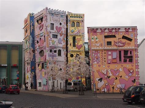 Trotz anklängen an braunschweigs geschichte und tradition gelangte das happy rizzi haus zu einer originellen und eigenständigen architektur, die sowohl durch die verwendung leuchtender farben als auch ungewöhnlicher formen besticht. Happy RIZZI House (Rizzi-Haus) v. James Rizzi ...