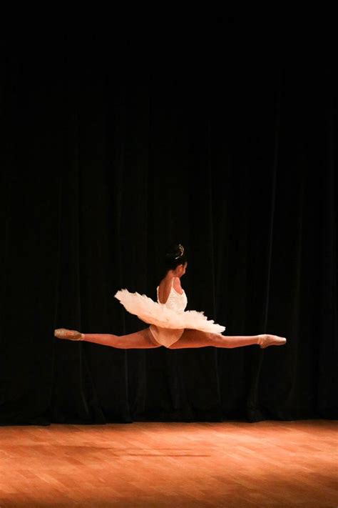 Vitória bueno, estudante de medicina medicina e saúde. Conheça Vih Bueno, a bailarina sem braços que é uma ...