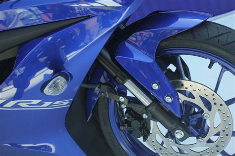 Yamaha r15 motogp changes pic launch details movistar. Yamaha R15 v3.0 racing blue front usd suspension