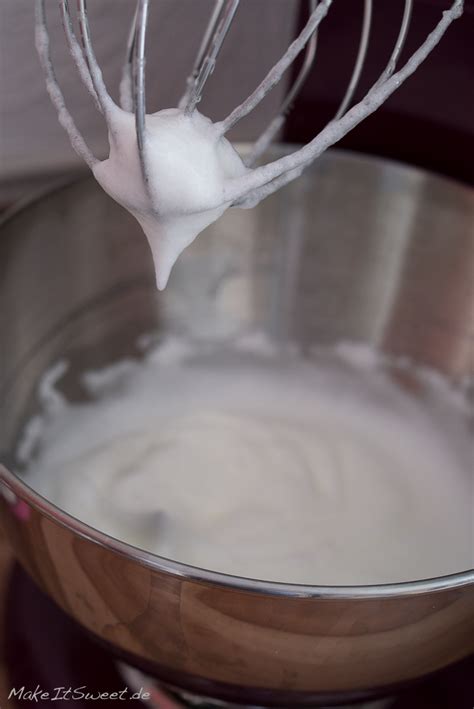 Kuchen etwa 20 minuten bei 175 grad weiterbacken, bis der eischnee braun ist und der kuchen nicht mehr zu sehr in der mitte schwabbelt. Tipps zum Eischnee schlagen - MakeItSweet.de