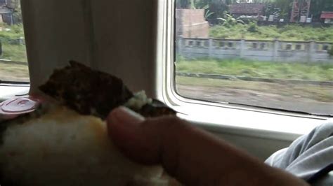 Simak yuk beberapa cara mengusir cicak yang tulisan ini akan memberikan tips yang terbukti ampuh dalam mengusir hewan yang satu ini. ONIGIRI DI DALAM KERETA #sarapanenak - YouTube