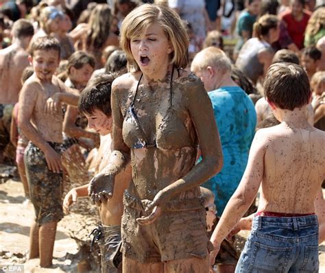 Grupi seksi looduses patty öösel club. DO get dirty! Children (of all ages) get messy at Michigan ...