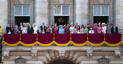 Erzsébet királynő nehéz heteken megy keresztül, ám ahogy. II. Erzsébet háta mögé bújt Meghan - Blikk.hu