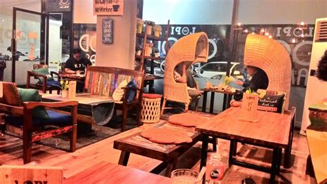 Retro's este situat la clarion hotel & convention, jl. Lopi Cafe and Eatery: Kafe Dengan Nuansa Etnik di Pusat ...