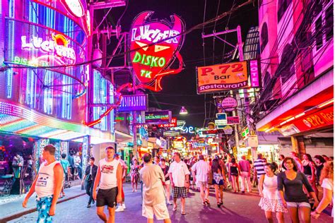 Saat malam hari, thailand terlihat indah sebab banyak lampu hias yang menyala menambah semaraknya suasana. Gemerlap Malam di Pattaya Thailand | Money.id