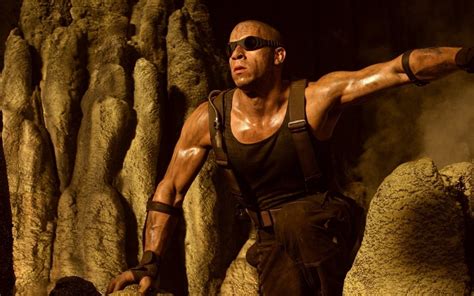 The wanted criminal richard bruno riddick (vin diesel) arrives on a planet called helion prime and finds himself up against an invading empire called the necromongers, an army that plans to convert or. Fotos: Os filmes do fortão Vin Diesel - 10/10/2013 - UOL ...