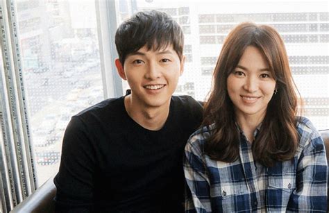 As we worked on a production together, we discovered that we had similar values and we could really talk about anything. Song Joong Ki ve Song Hye Kyo, Rain ve Kim Tae Hee Çifti ...