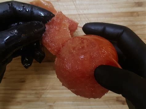 Lavare bene i pomodori levargli la parte verde con un coltellino e. TARTARE DI SALMONE CON CONCASSE' DI POMODORO RAMATO AL ...