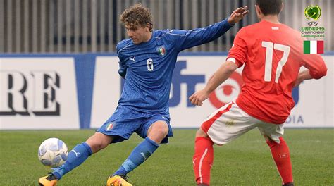 Manuel locatelli was the undisputed man of the match in italy vs locatelli replaced marco verratti in the first two games of the group stage of euro 2020 and didn't struggle to live up to expectations. Italien: Zentral zaubert der "Mini-Pirlo" :: DFB ...