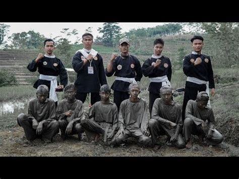 Untuk perlindungan lebih, pelindung badan ini harus dilengkapi dengan sabuk berwarna merah atau hitam yang selain untuk melindungi bagian pinggang juga berfungsi untuk. KENAIKAN SABUK PENCAK SILAT CEMPAKA PUTIH CABANG PATI ...