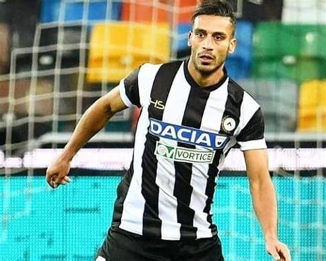 Il calciatore dell'udinese ha voluto incontrare i suoi connazionali arrivati nei giorni scorsi, ospitati alla ex caserma friuli. Cessione a titolo definitivo di Alì Adnan