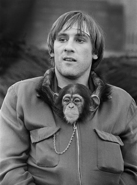 Gérard depardieu , alexandra maria lara , et al. 1977. L'acteur français Gérard Depardieu sur le plateau du ...