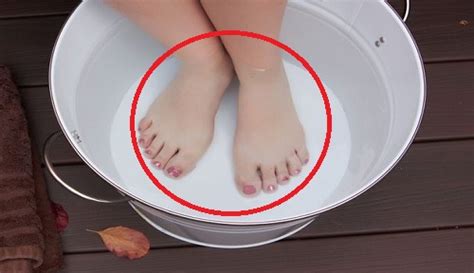 Bagaimana bisa, hanya dengan merendam kedua kaki di air hangatmengandung larutan garam bisa hilangkan insomnia dan obati infeksi kaki? Rendam Kaki dengan Air Garam, Manfaat Inilah Yang Kalian ...