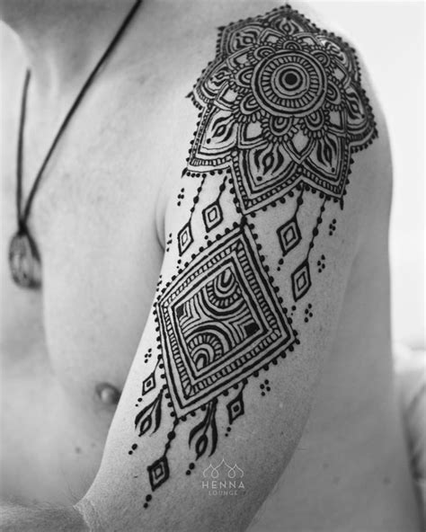 Light brown floral pattern mehendi design covering her entire shoulder. Henna tattoo designs, Shoulder henna, Henna sleeve