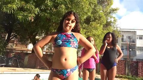 Menina dançando dança da manivela namorado atormentado, combatchy anitta lexa luisa sonza ft meninas do sbt arrasam dançando no musical.ly. dewafio da piscina