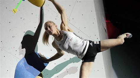 From the very first moment the slovenian climber took to a wall she's been dominant, leaving everyone else with only a vague. Janja Garnbret na vrhu kvalifikacij že pred težavnostjo ...