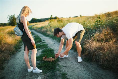 Designt und verkauft von stoned bob. Romantische Paare Am Sonnenuntergang Zwei Leute In Der ...