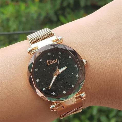 Ada juga loh di smartwatch. Jam Tangan Dior Magnet Warna Gold - Extra