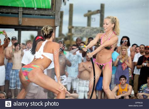 Trousers  ˈtraʊzəz  брюки; 16. März 2009 - Panama City Beach, Florida, USA - KENDRA ...