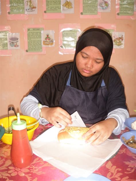 Tamadun islam telah memberikan sumbangan besar kepada tamadun dunia dalam pelbagai bidang termasuk bidang agama, falsafah, sains, ekonomi, perubatan, matematik, kemasyarakatan, bahasa dan sastera. TERLALU ISTIMEWA: KELAB KIST - JUAL ROTI HAMLET