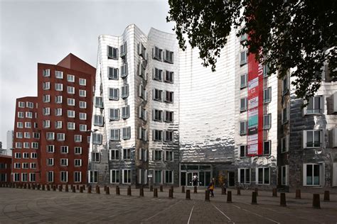 Progettati dall'architetto canadese frank o. A&EB 22. Frank Gehry > Der Neuer Zollhof, Düsseldorf | HIC ...