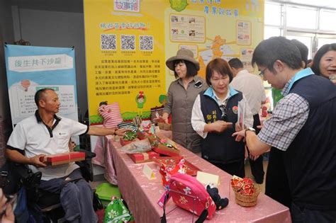 Yǔ fēi dōu guò wǎng xǐng lái le zěn néng dāng mèng yī chǎng. 苗栗身障手作工作坊展成果 官方、企業攜手讓愛飛翔 - 中時電子報