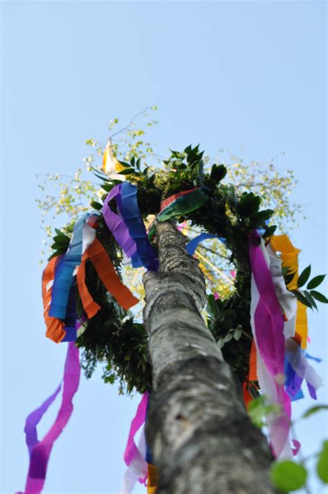 Der maibaum brauch existiert bereits seit jahrhunderten, denn schon die kelten verschönerten an beltane bäume mit frischem grün. Traditionelles Maibaum aufstellen (mit Bildern) | Maibaum ...